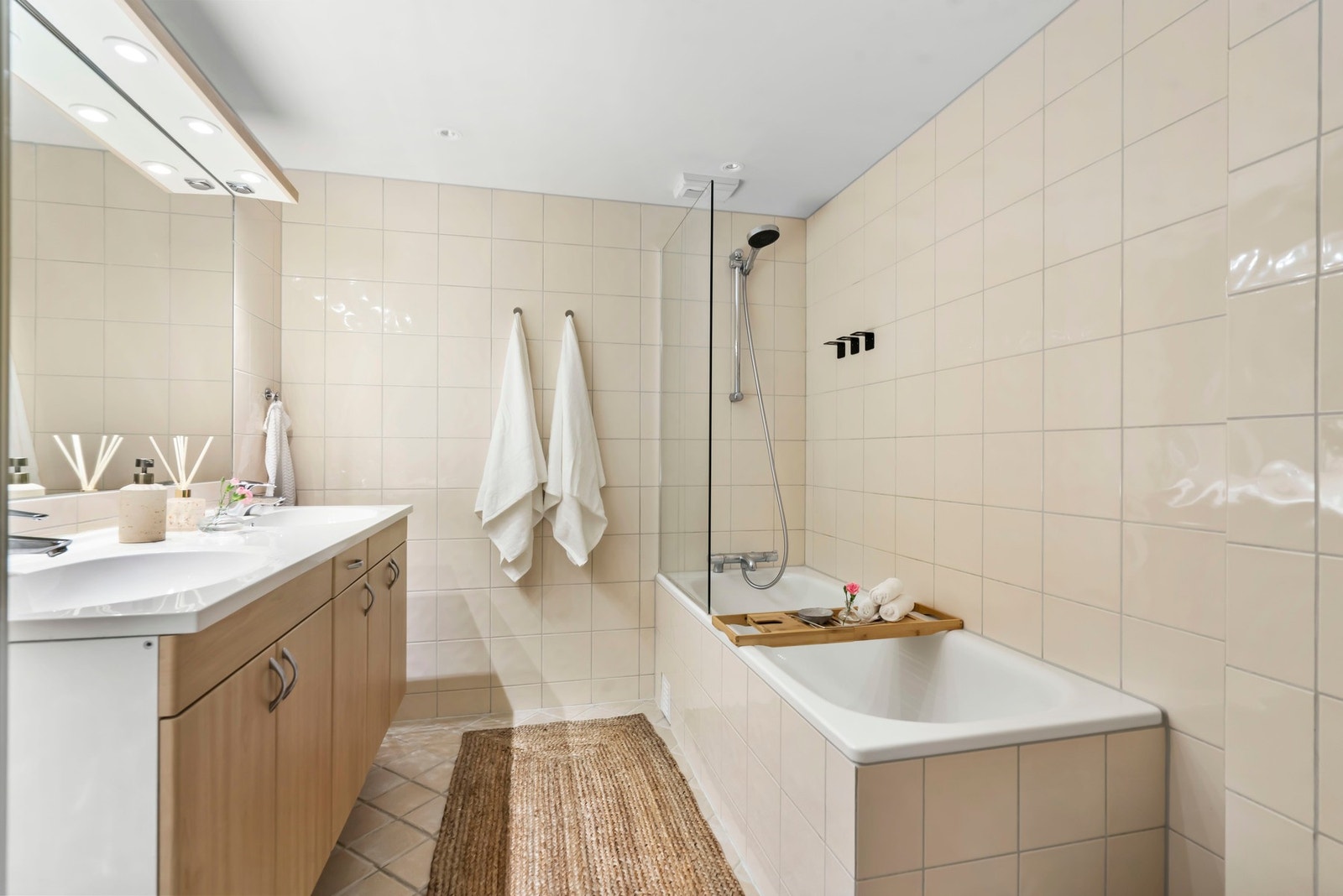 Onsuite bad med badekar/dusj, varmekabler i gulv og downlights i himling Galleribilde