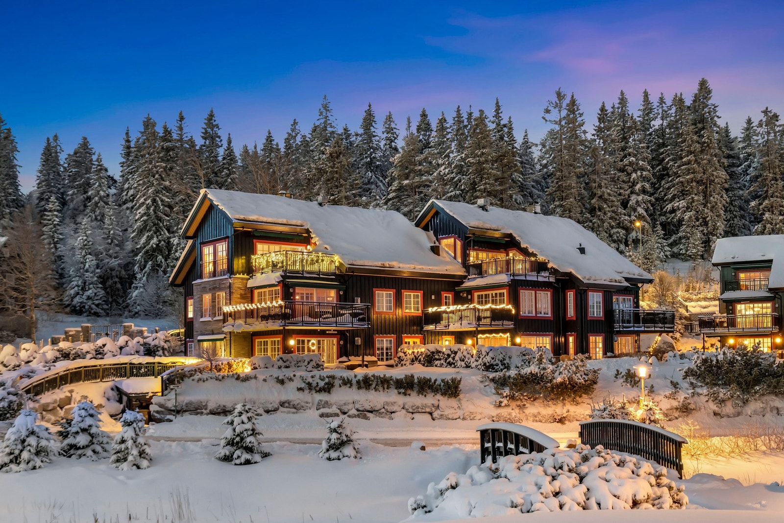 Sameiet Voksenkollveien 5 består av 54 seksjoner fordelt på flere bygg og er et særdeles hyggelig nabolag Galleribilde