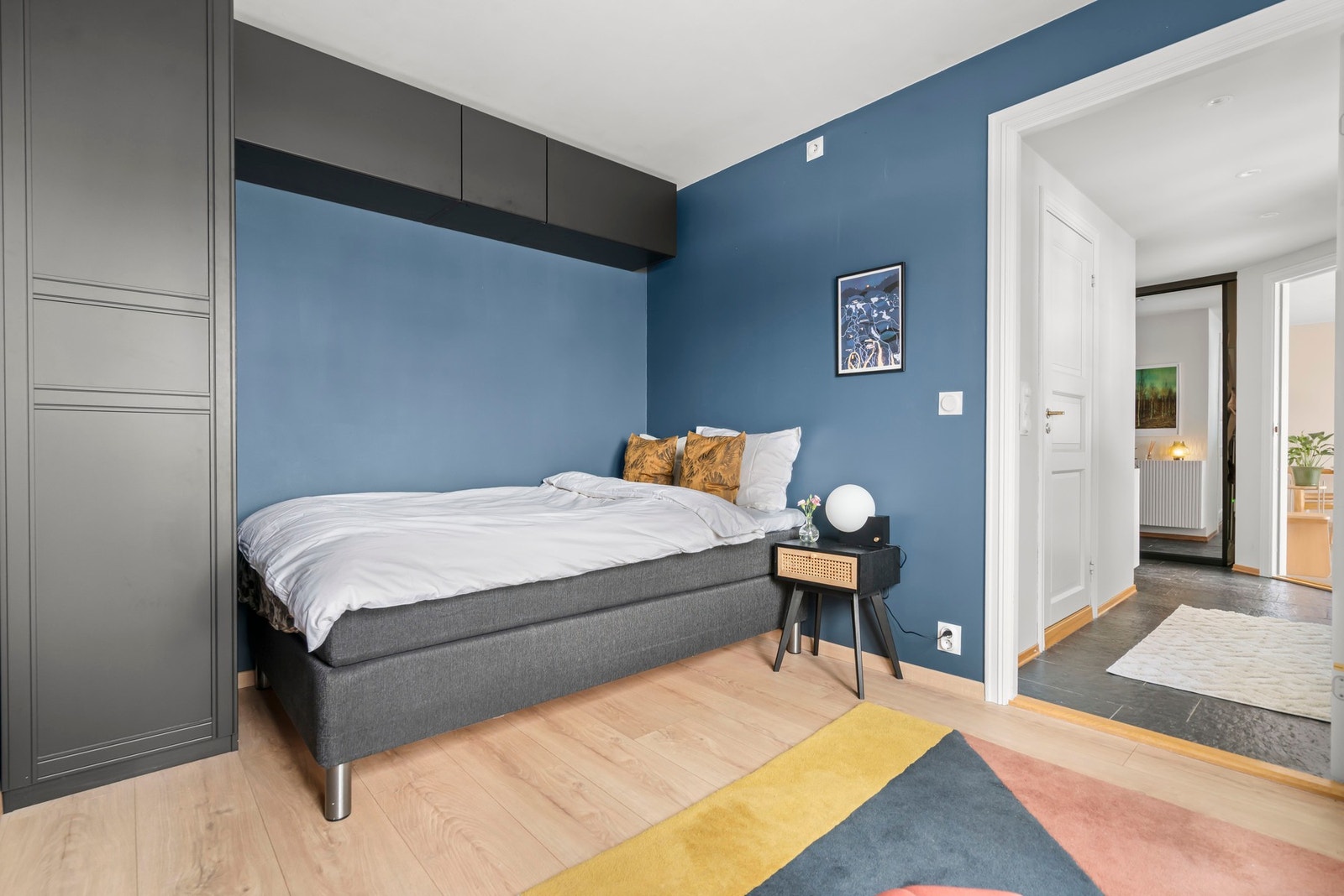 Soverom nr.2 med god plass til seng, skrivebord m.v. Rommet er innredet med plassbygde skap Galleribilde