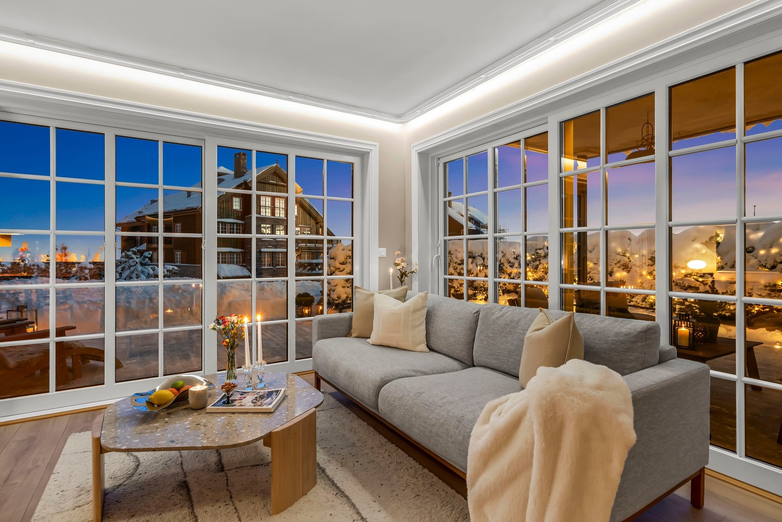 Stuen har to utganger til terrasse via flotte skyvedører som ble byttet i 2020 i regi av sameiet Galleribilde