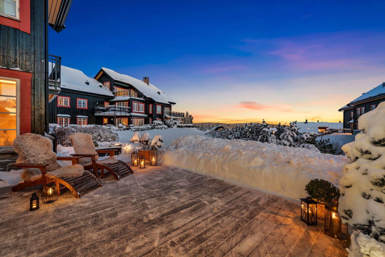 Leiligheten har praktfull utsikt over deler av byen, samt en flott internbeliggenhet i sameiet med direkte adkomst til grønne, solfylte fellesarealer Galleribilde