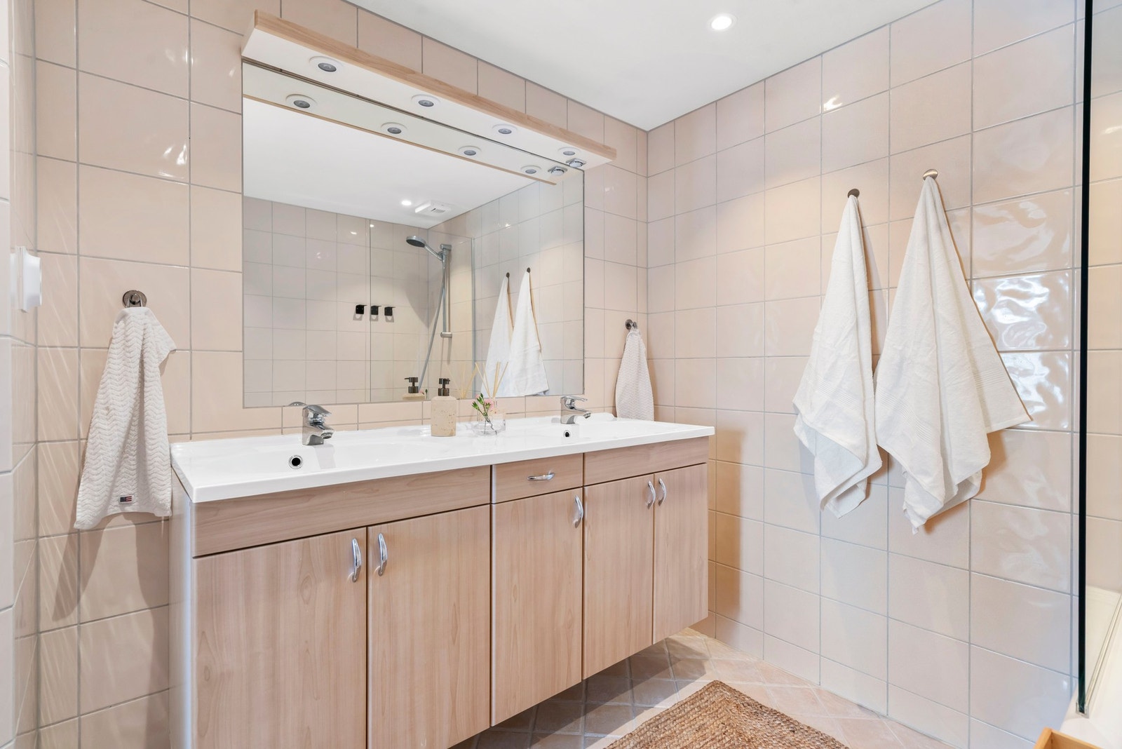 Videre har badet dobbel vask og god plass til oppbevaring i skap, samt vegghengt toalett Galleribilde