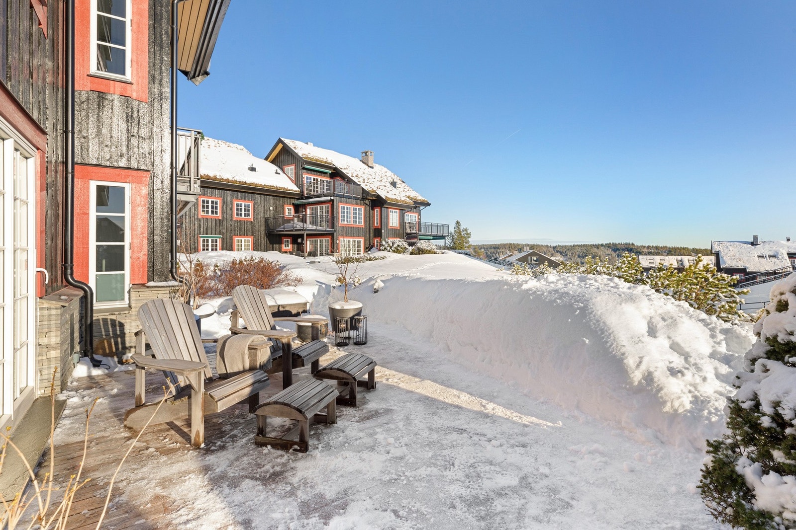 Boligen ligger i byggets første etasje med direkte adkomst til privat markterrasse på ca. 50 m² som er omkranset av flotte prydbusker Galleribilde