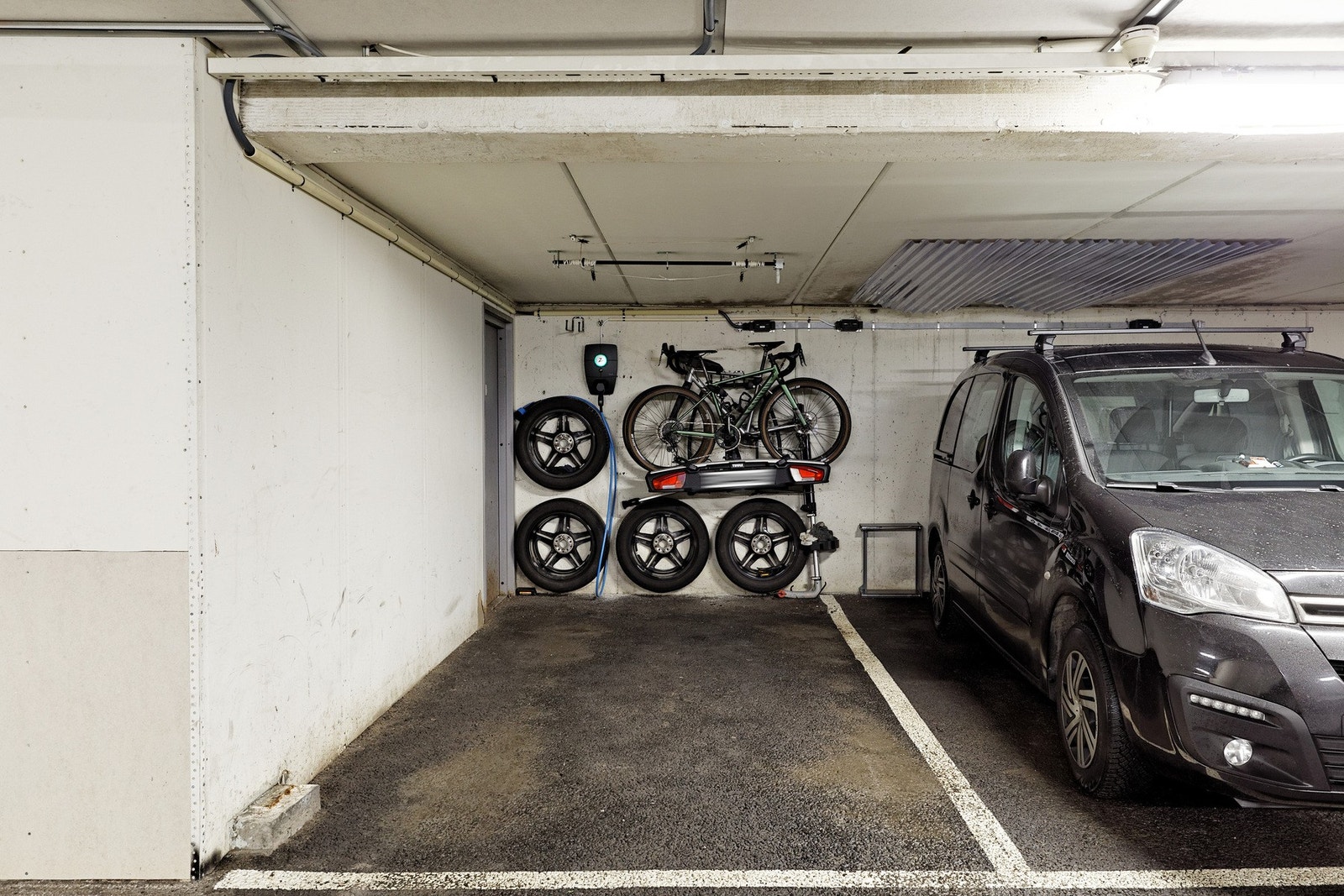 Leiligheten disponerer en parkeringsplass i underjordisk kjeller med elbillader. I tillegg er det gjesteparkering på sameiets tomt og for øvrig gateparkering etter områdets gjeldende bestemmelser Galleribilde