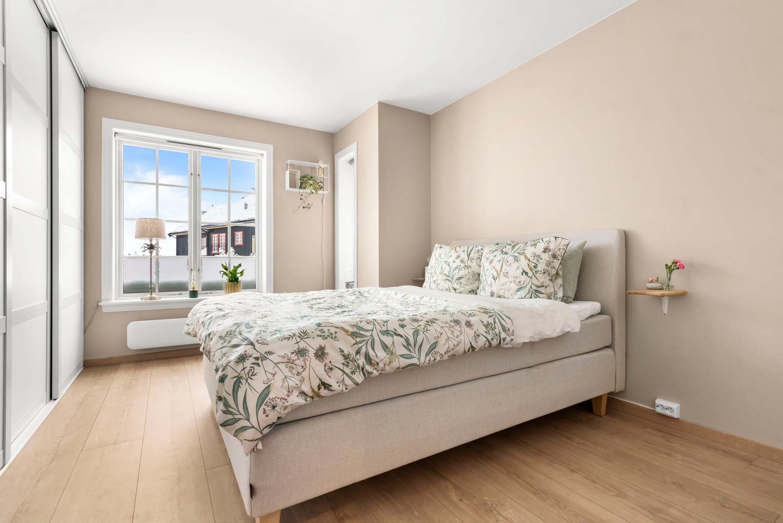 Stort hovedsoverom med inngang til bad. Det er god plass til dobbeltseng, nattbord og stor skyvedørsgarderobe Galleribilde