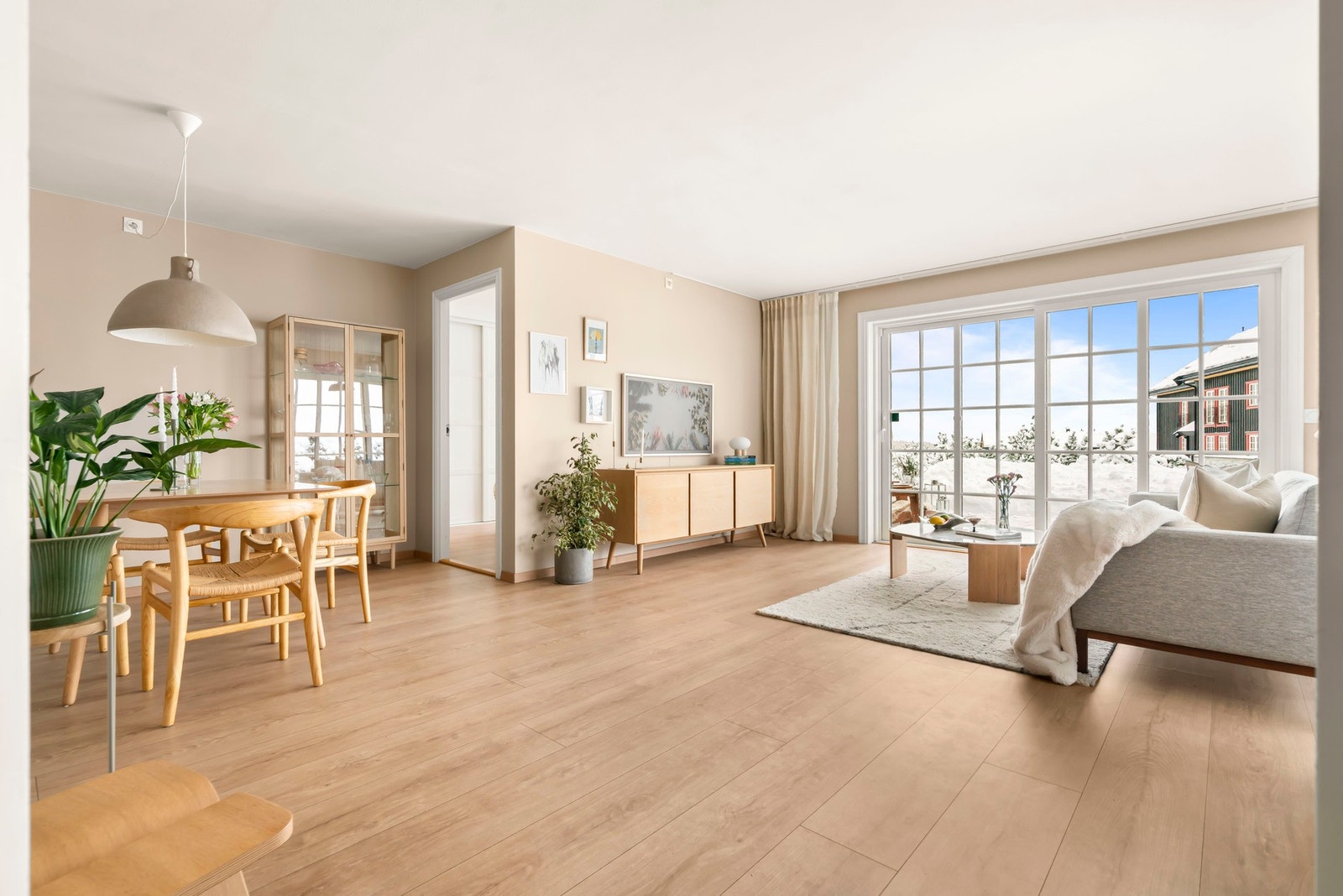 Mellom kjøkkeninnredning og stue er det god plass til spisebord, dette bidrar til en flott sonedeling i det romslige oppholdsrommet Galleribilde