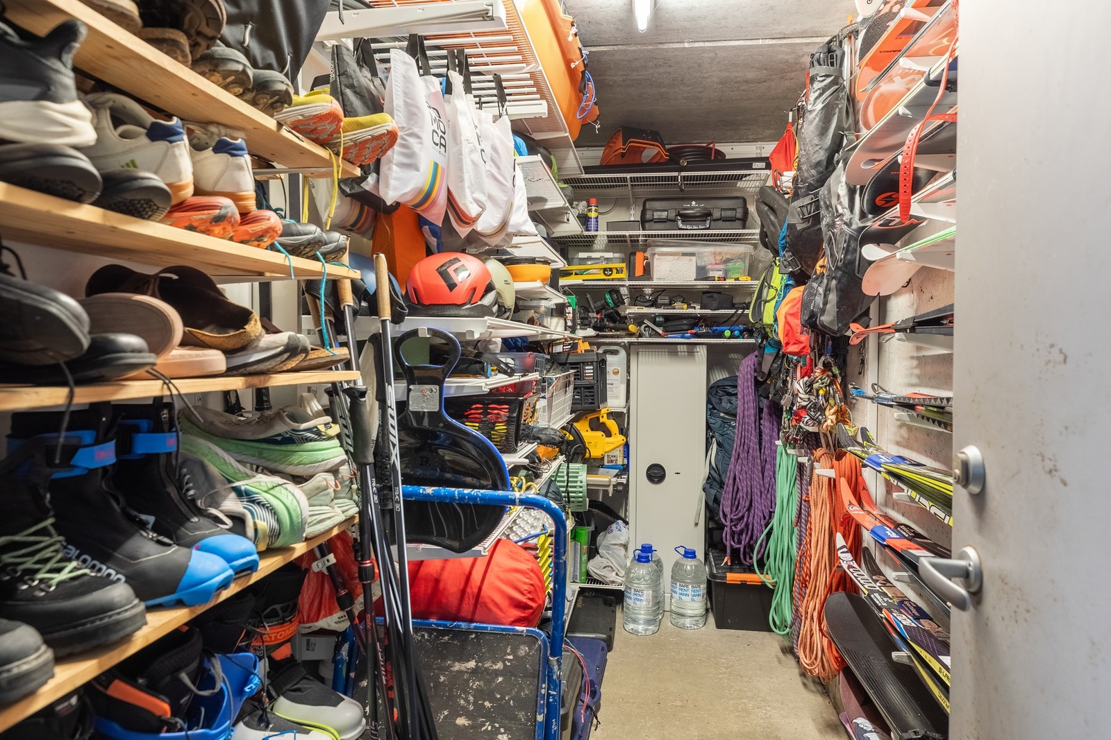 Boligen har en disponibel kjellerbod med praktisk innredning fra Elfa. Boden er rett i nærheten av garasjeplassen Galleribilde