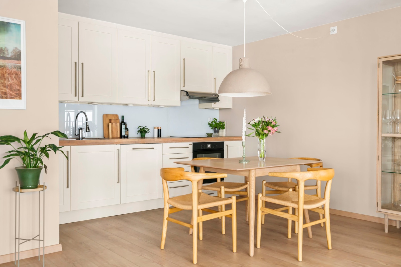 Alle hvitevarer medfølger. Ny komfyr og platetopp i 2025 Galleribilde