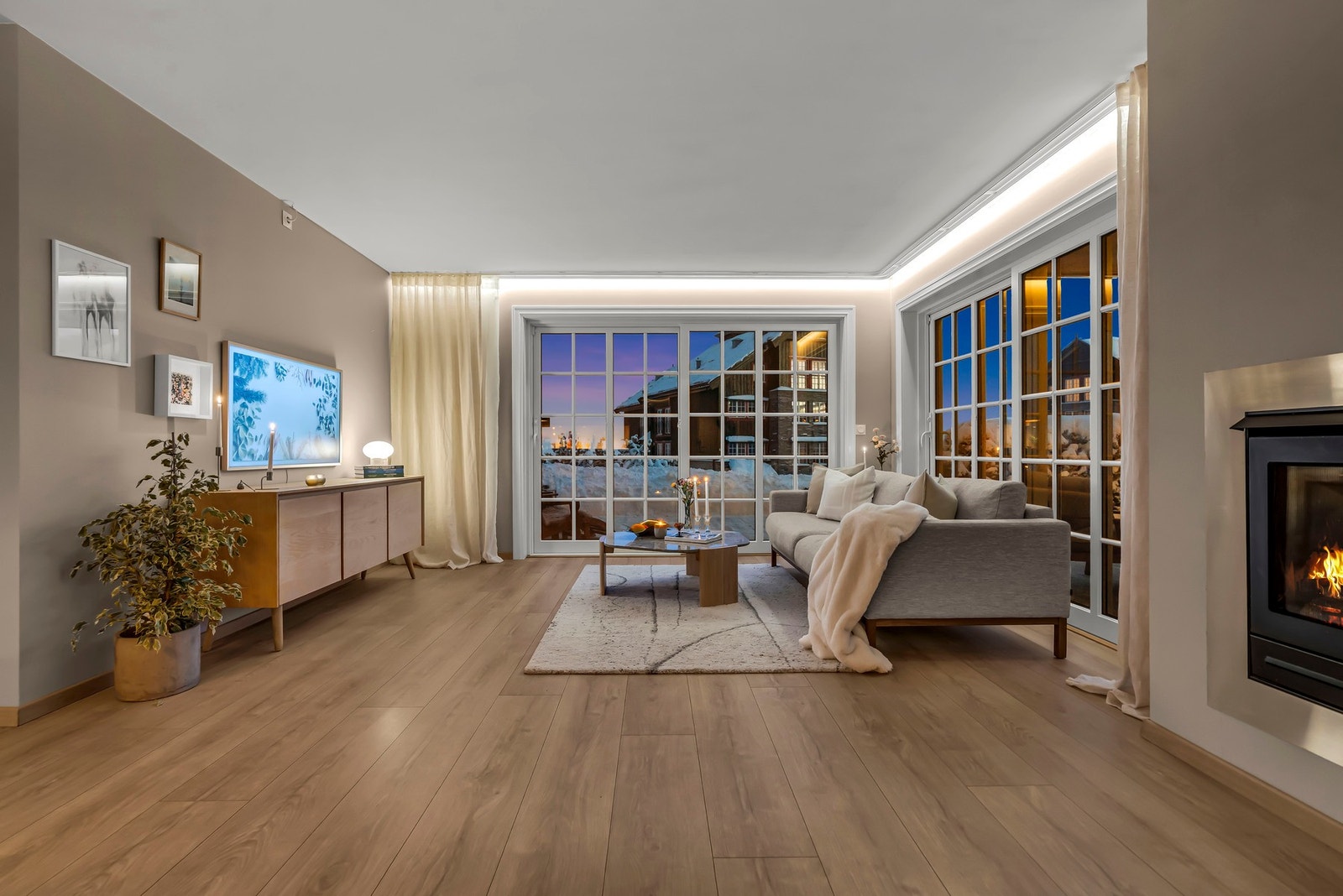 Stuen oppleves romslig og har god plass til flere møbleringssoner. Oppholdsrommet har flott belysning med ledstripe langs to vegger Galleribilde