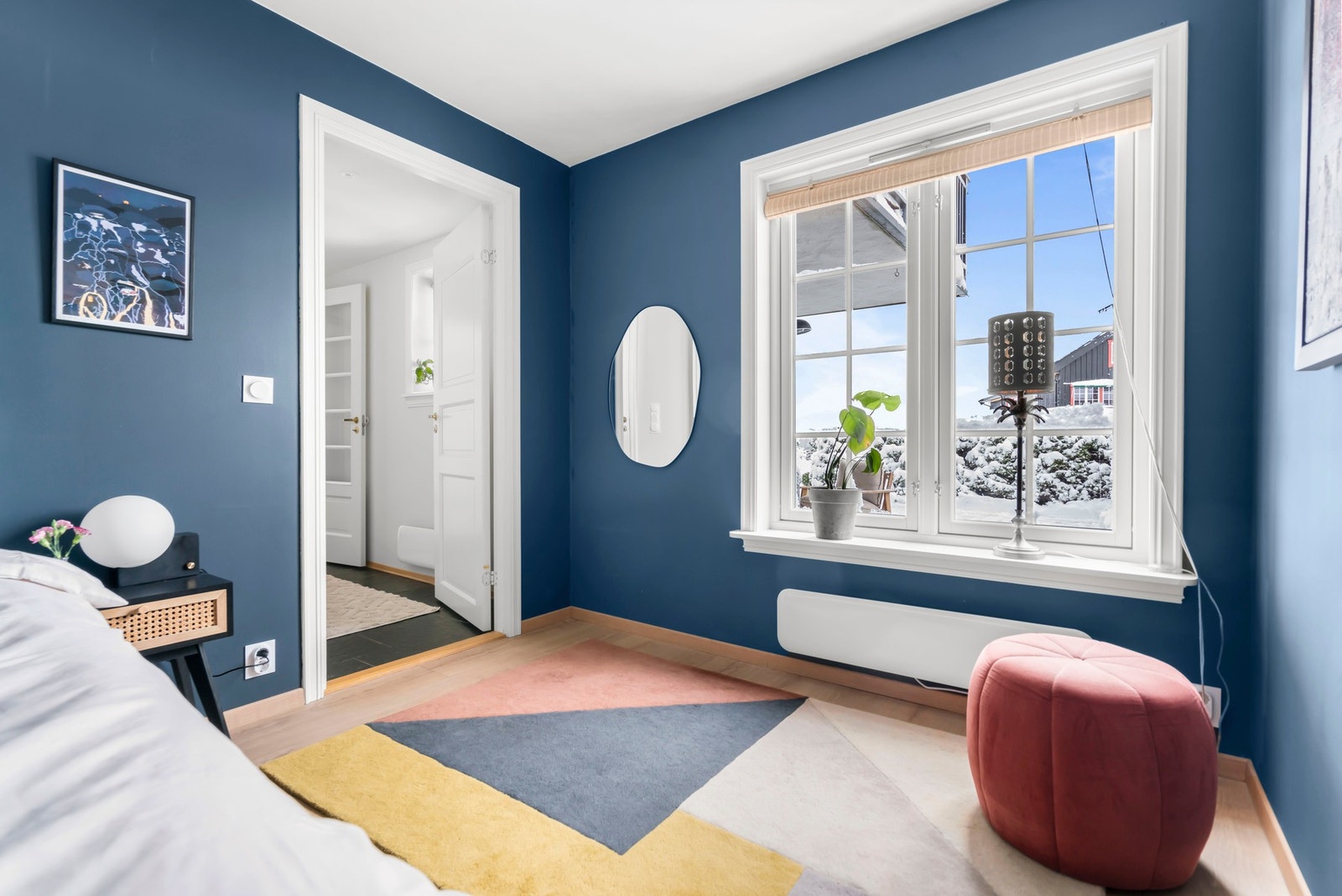 Rommet har et flott vindu fra 2023 som gir godt med naturlig lys Galleribilde