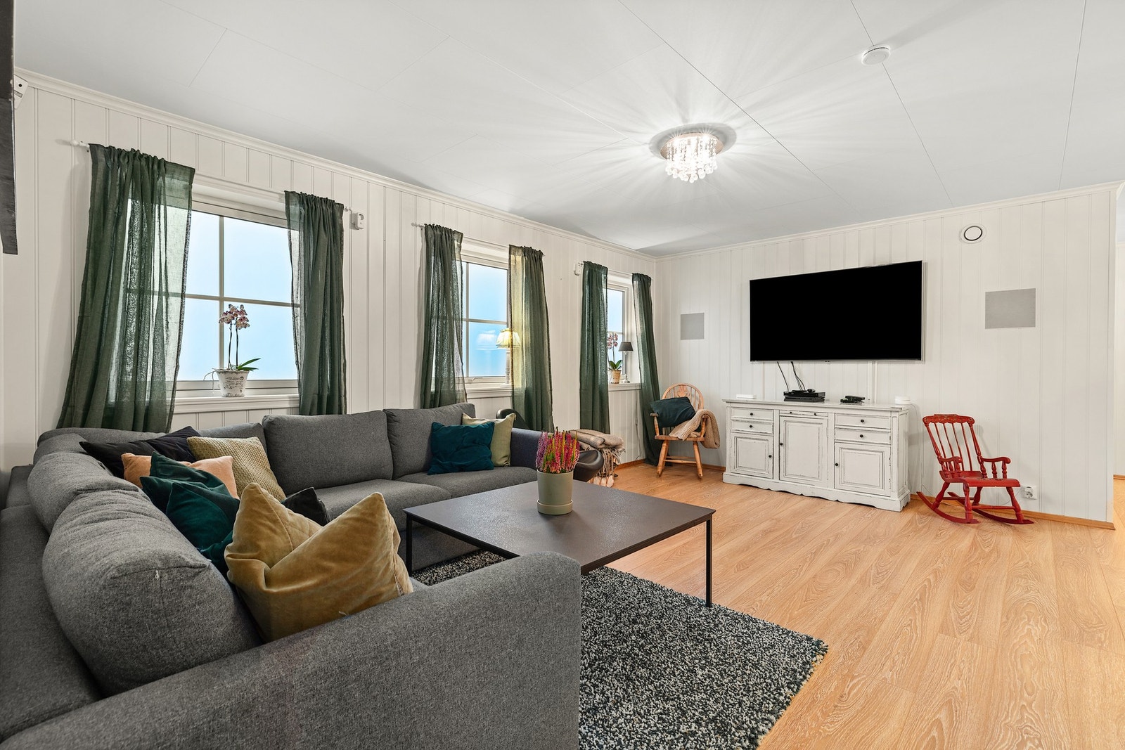 Et lyst og åpent oppholdsrom som egner seg godt som et samlingspunkt. Galleribilde