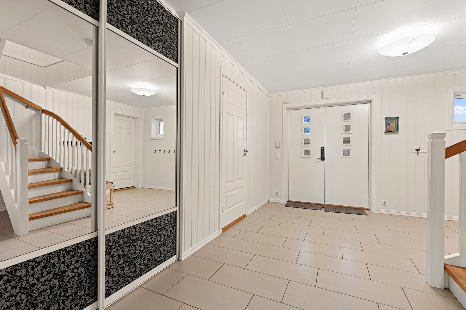 Romslig hall med god plass og praktiske løsninger for en enklere hverdag. Galleribilde