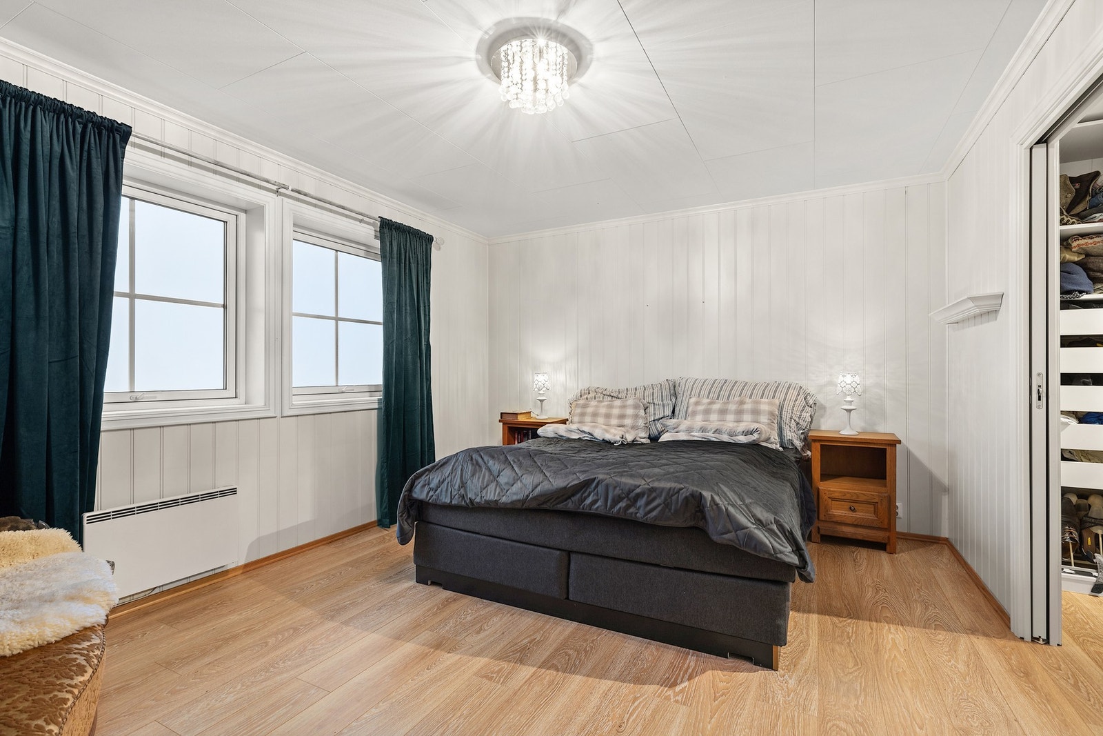 Hovedsoverom med god plass til dobbeltseng og nattbord. Galleribilde