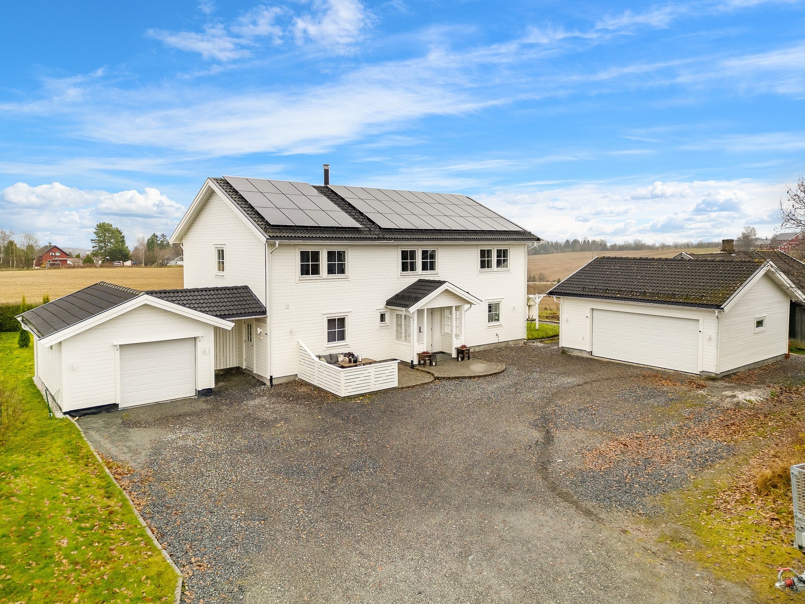 Romslig tun med god plass til parkering og enkel adkomst til garasjer. Galleribilde