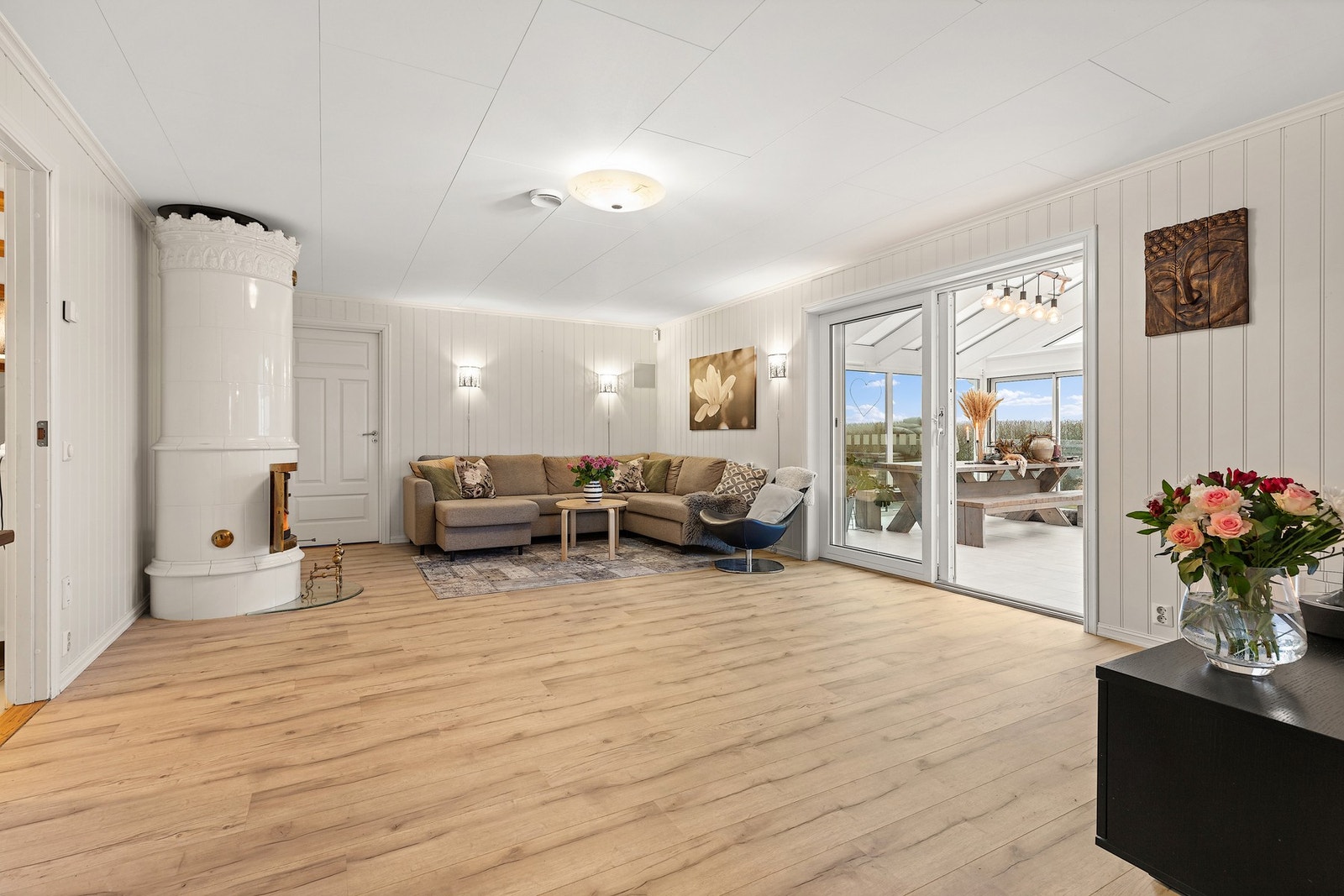 Store flater og naturlig lys gir rommet en luftig og behagelig atmosfære. Galleribilde