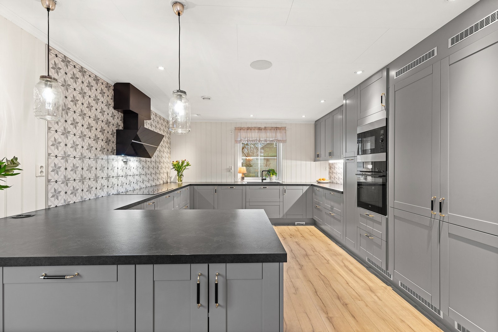 Integrerte hvitevarer og gjennomtenkt planløsning gir et ryddig inntrykk. Galleribilde