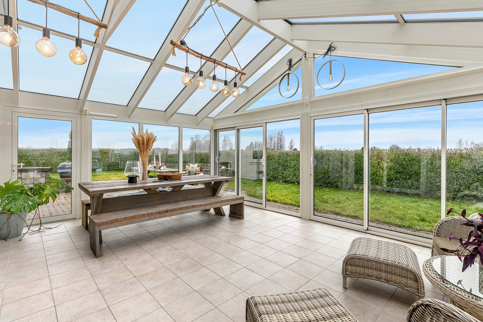 Store skyvedører gir fleksibel bruk mot uteplassen. Galleribilde