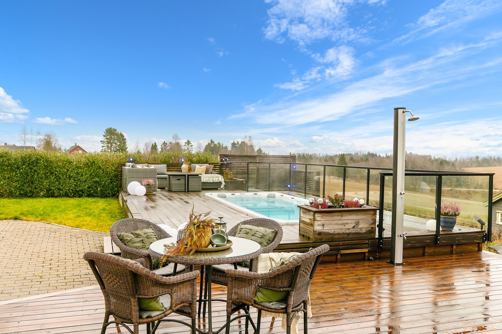 Uteplassen oppleves privat samtidig som den er åpen og luftig. Galleribilde