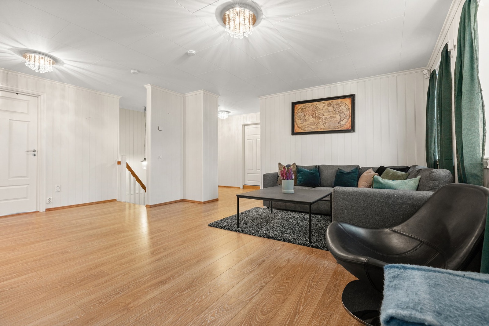 Stuen er i tilknytning alle rommene i 2. etasje. Galleribilde