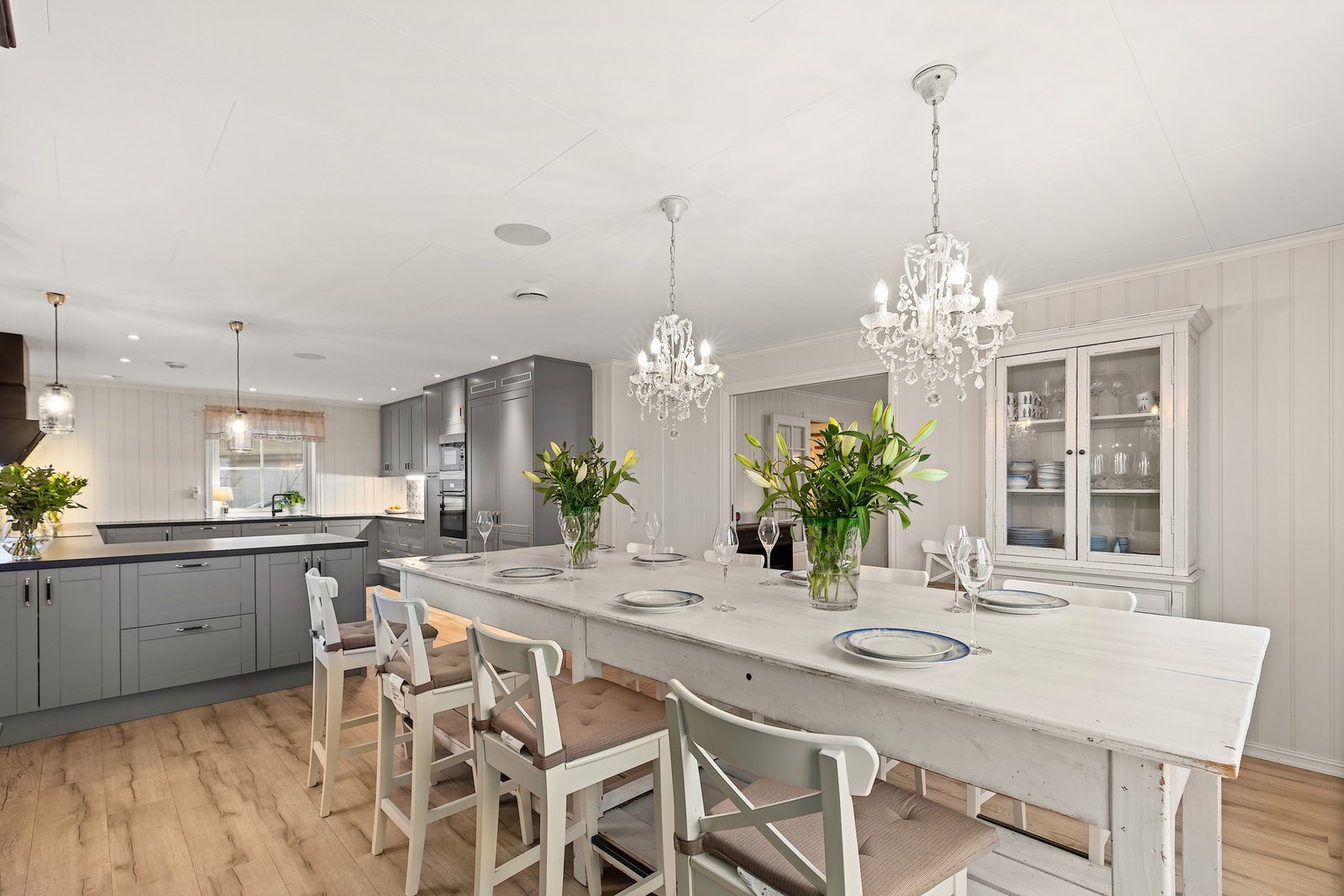 Spisestuen i naturlig tilknytning til kjøkkenet. Galleribilde