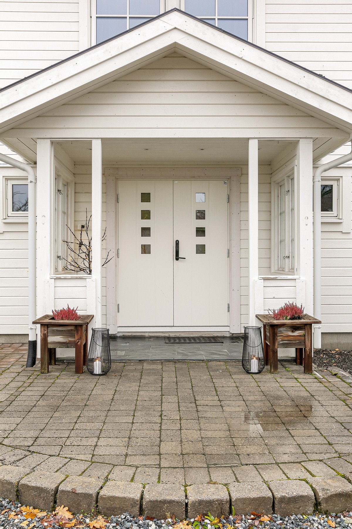 Overbygd inngangsparti som gir et ryddig og innbydende førsteinntrykk. Galleribilde