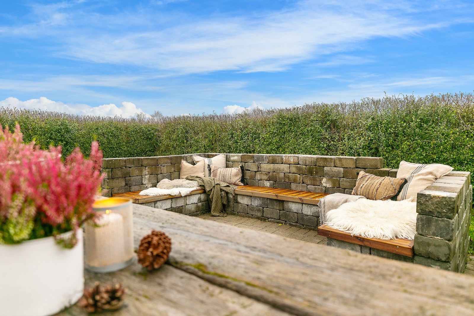 Skjermet sitteplass med steinmurer som gir le og lunhet. Galleribilde