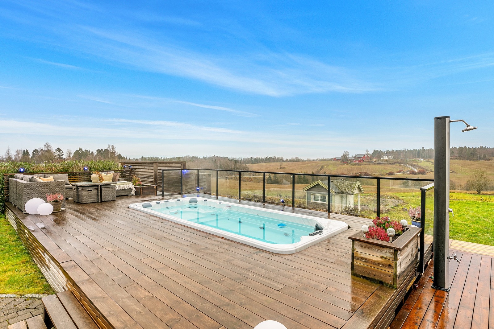 Romslig terrasse med basseng og god plass til flere sittegrupper. Galleribilde