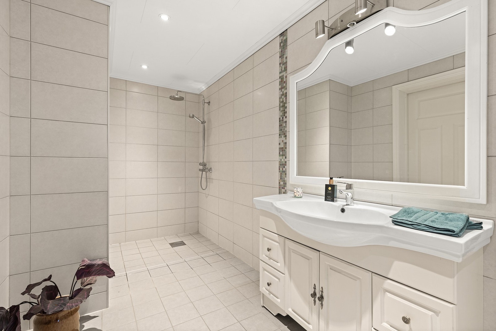 Badet har gulv med vannbåren gulvvarme og downlights i himling. Galleribilde