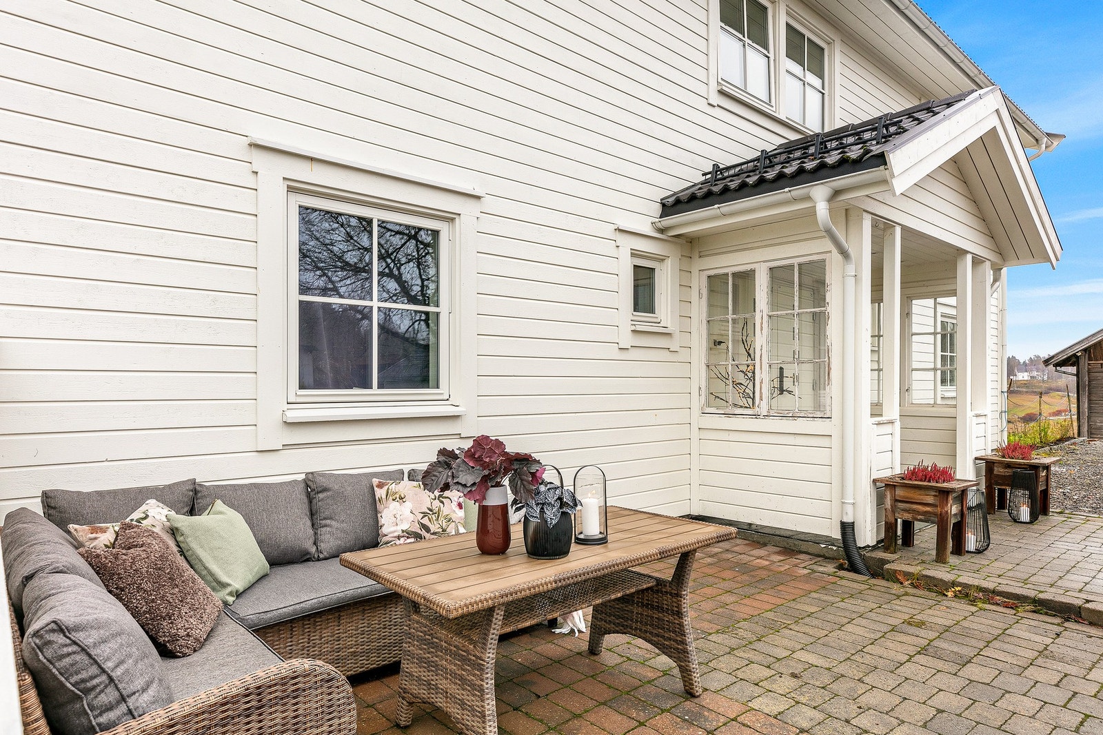 En lun sone som fungerer godt som uteplass ved inngangen. Galleribilde