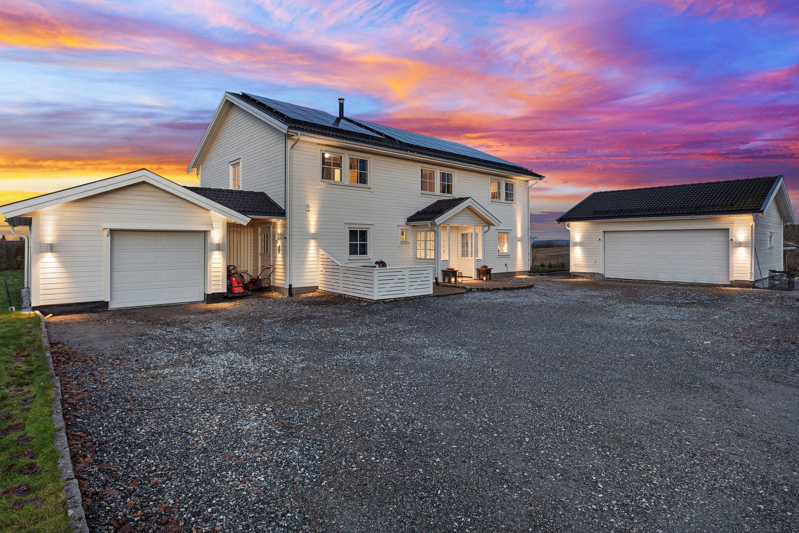 Stor eiendom med god avstand til naboer og praktiske parkeringsmuligheter. Galleribilde