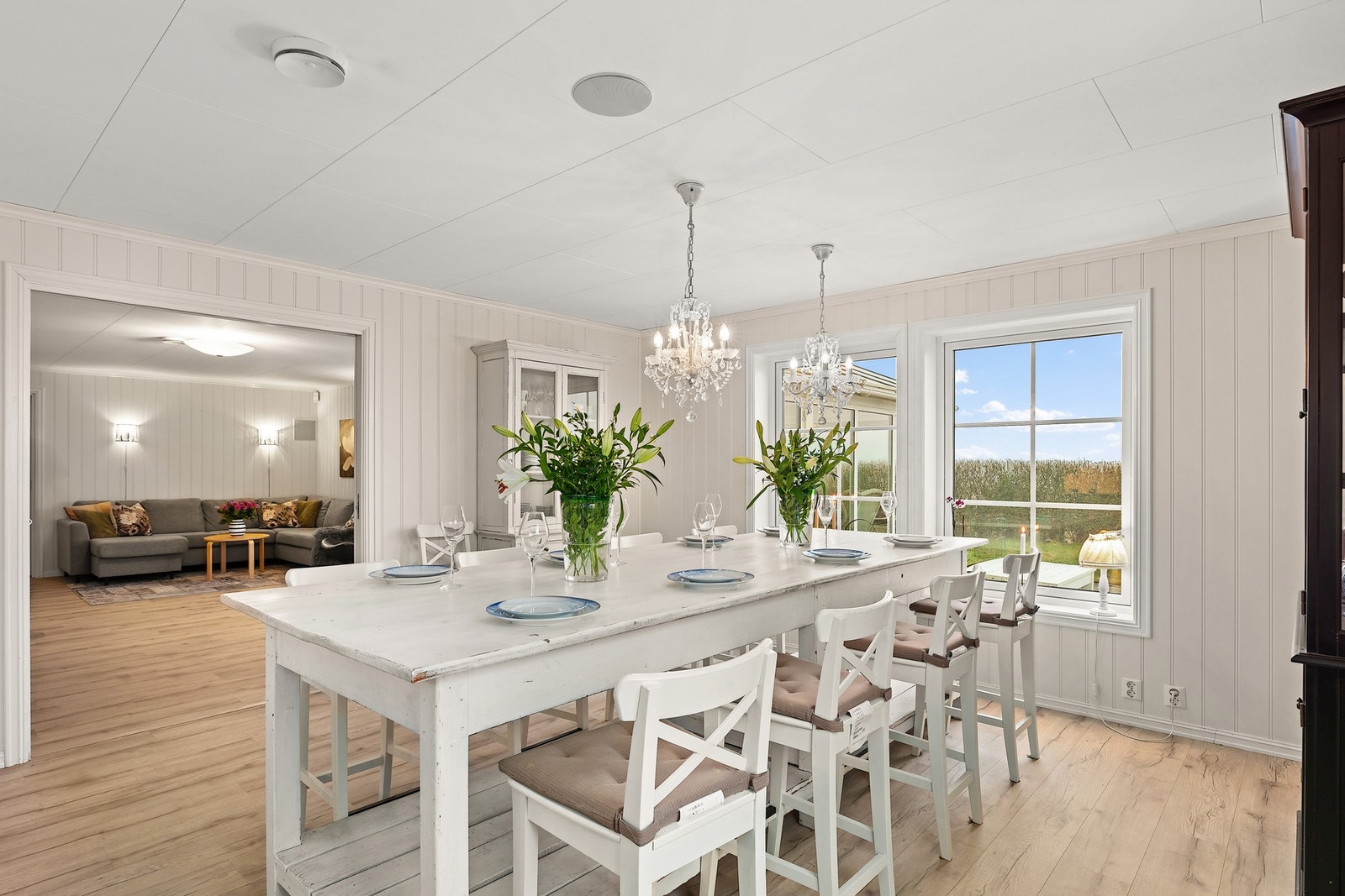 Romslig spisestue med god plass til lange middager og sosiale lag. Galleribilde