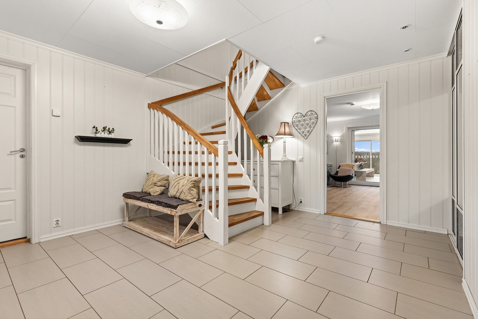 Trappen binder etasjene sammen på en naturlig og plassbesparende måte. Galleribilde