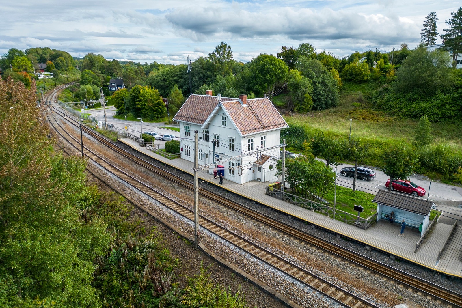 Nærhet til togstasjon gir enkel pendlerhverdag. Her ser vi Frogner stasjon som ligger ca. 3.8km fra boligen. Galleribilde