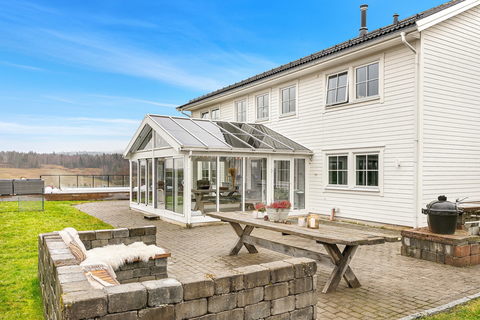 Vinterhage og uteplass i direkte tilknytning til boligen. Galleribilde