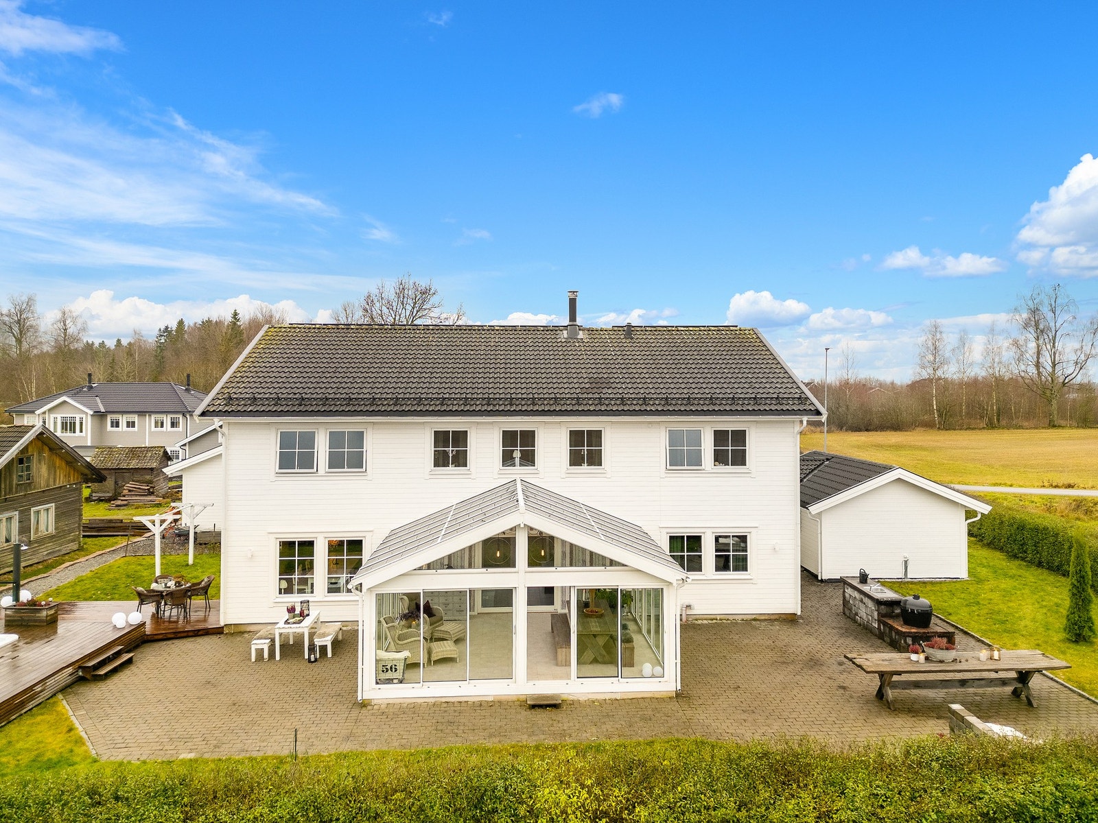 Boligen ligger fritt og luftig til med store utearealer. Galleribilde