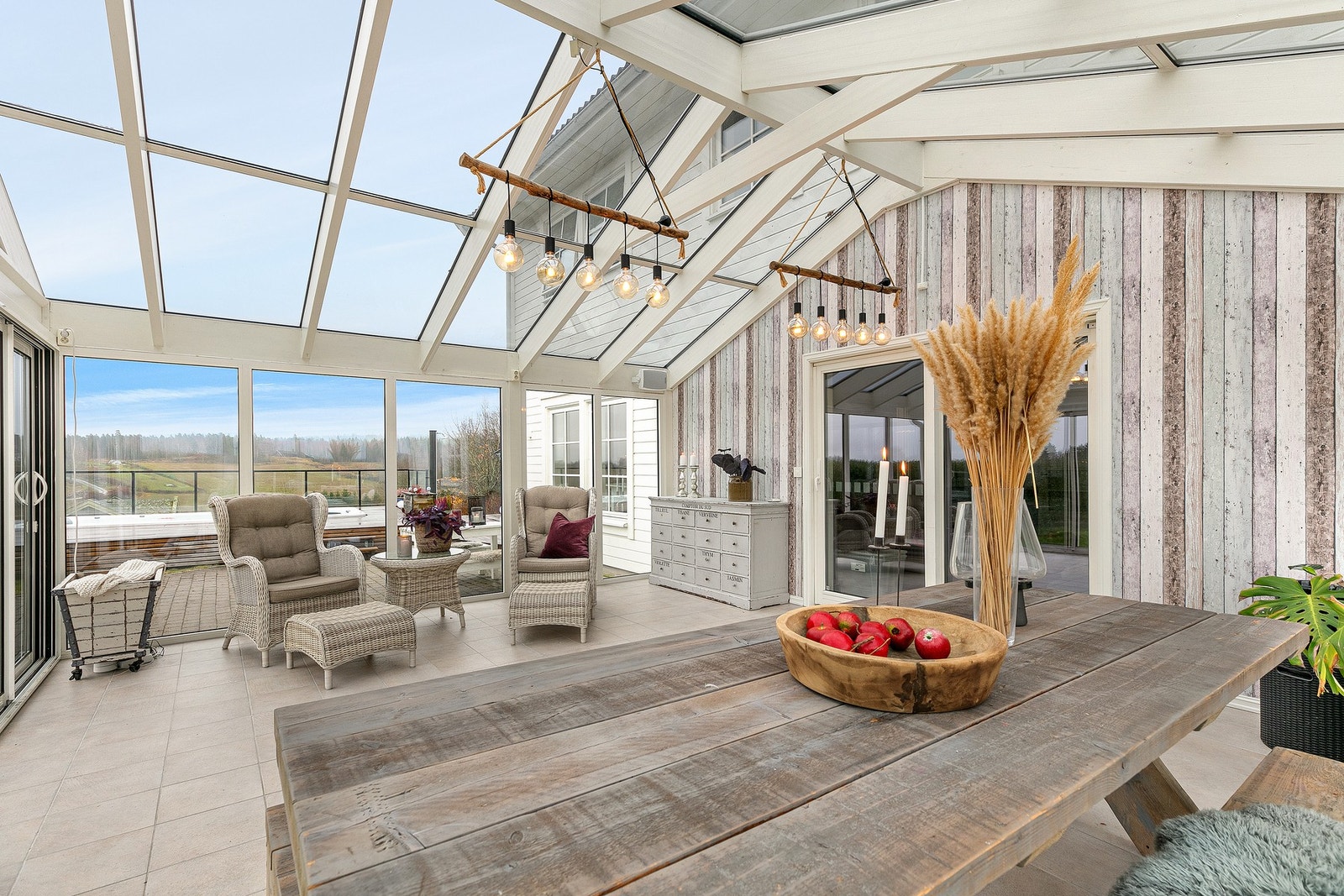 Et lyst oppholdsrom som kan brukes hele året. Galleribilde