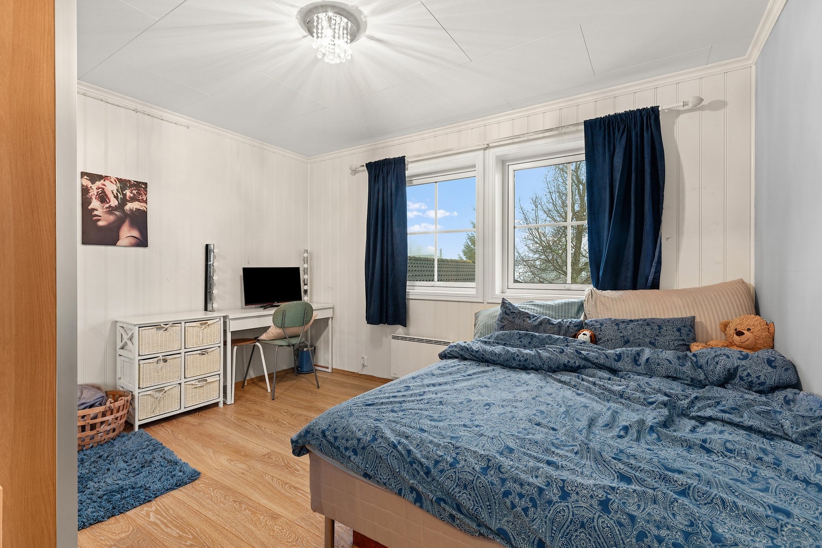 Lyst soverom med plass til både seng, skrivebord og garderobeløsning. Galleribilde