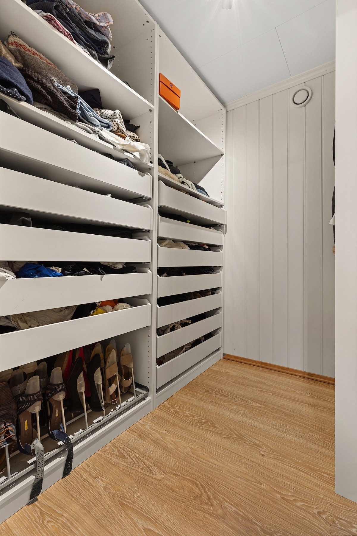 Soverommet har walk-in garderobe med oversiktlig oppbevaringsløsning. Galleribilde