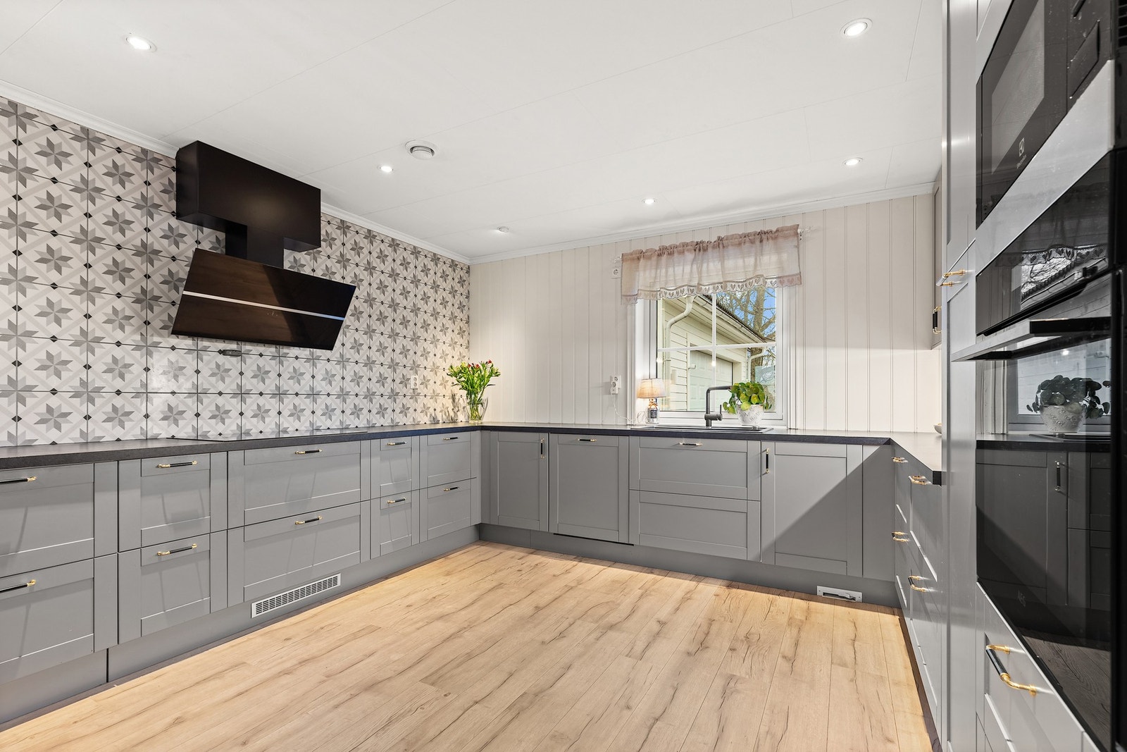 Stilrent kjøkken med god skapplass og romslige arbeidsflater. Galleribilde