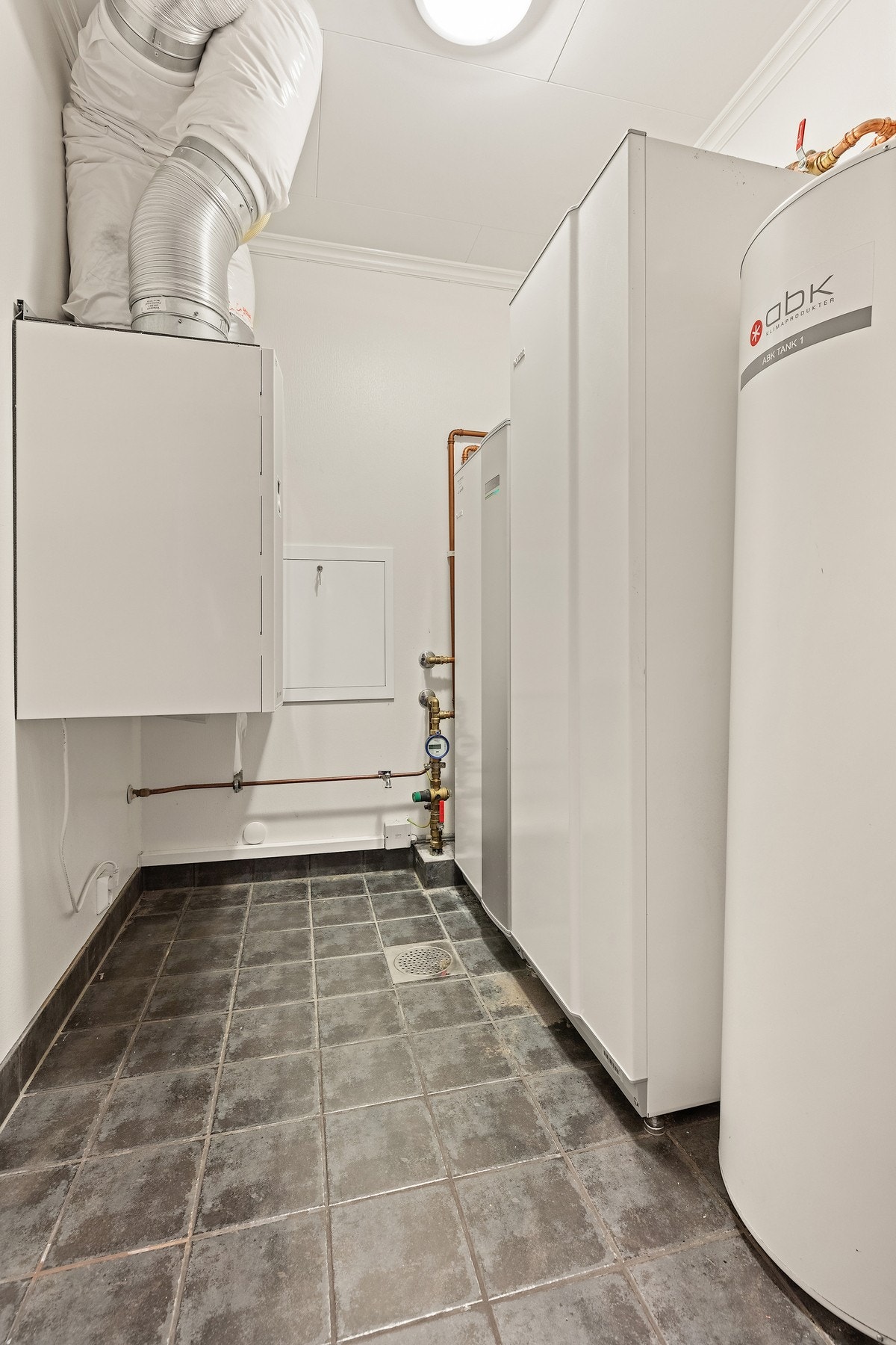 Teknisk rom med oversiktlig plassering av installasjoner. Galleribilde