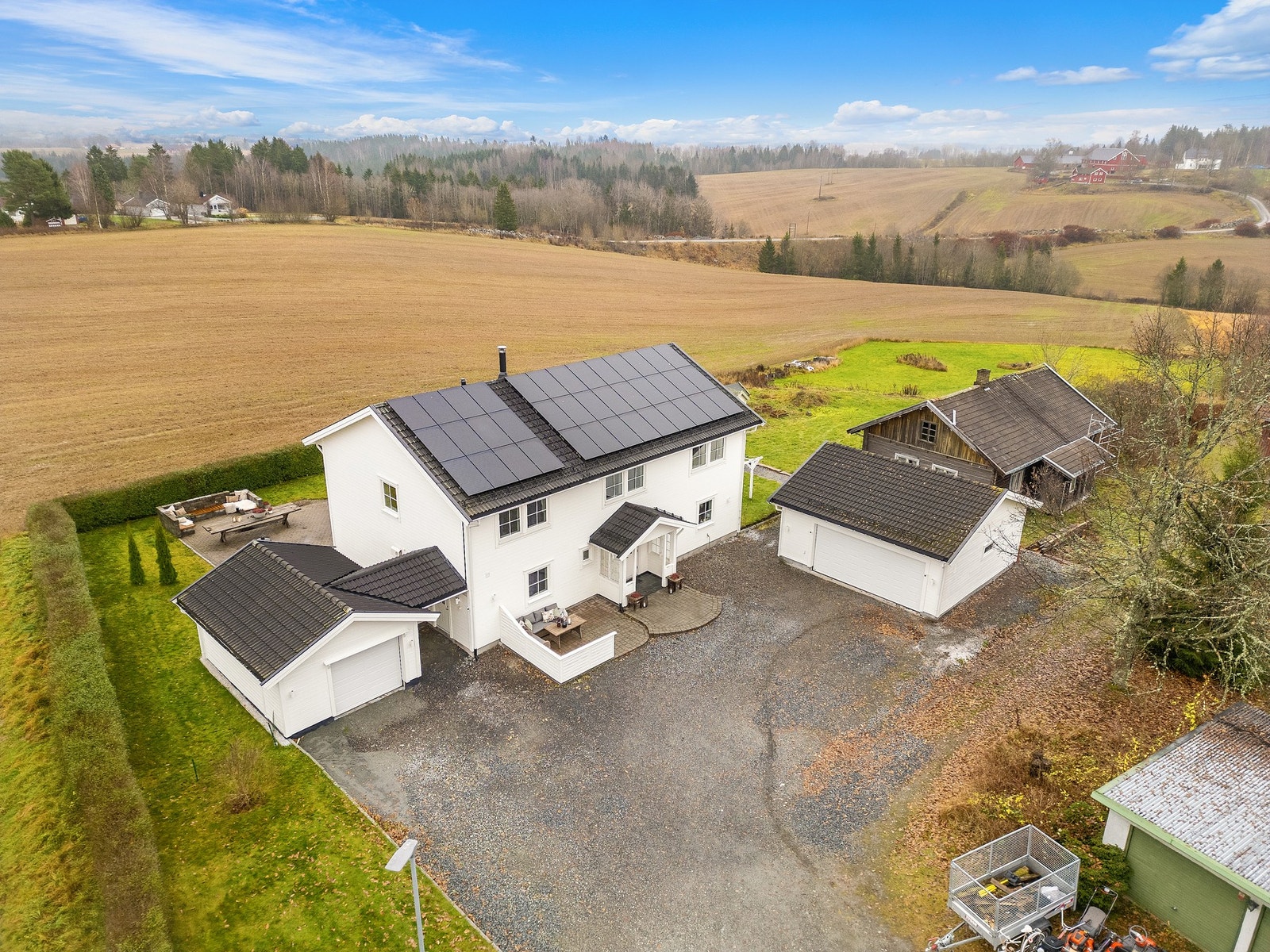 Eiendommen ligger åpent og fritt til med gode sol- og utsiktsforhold. Galleribilde
