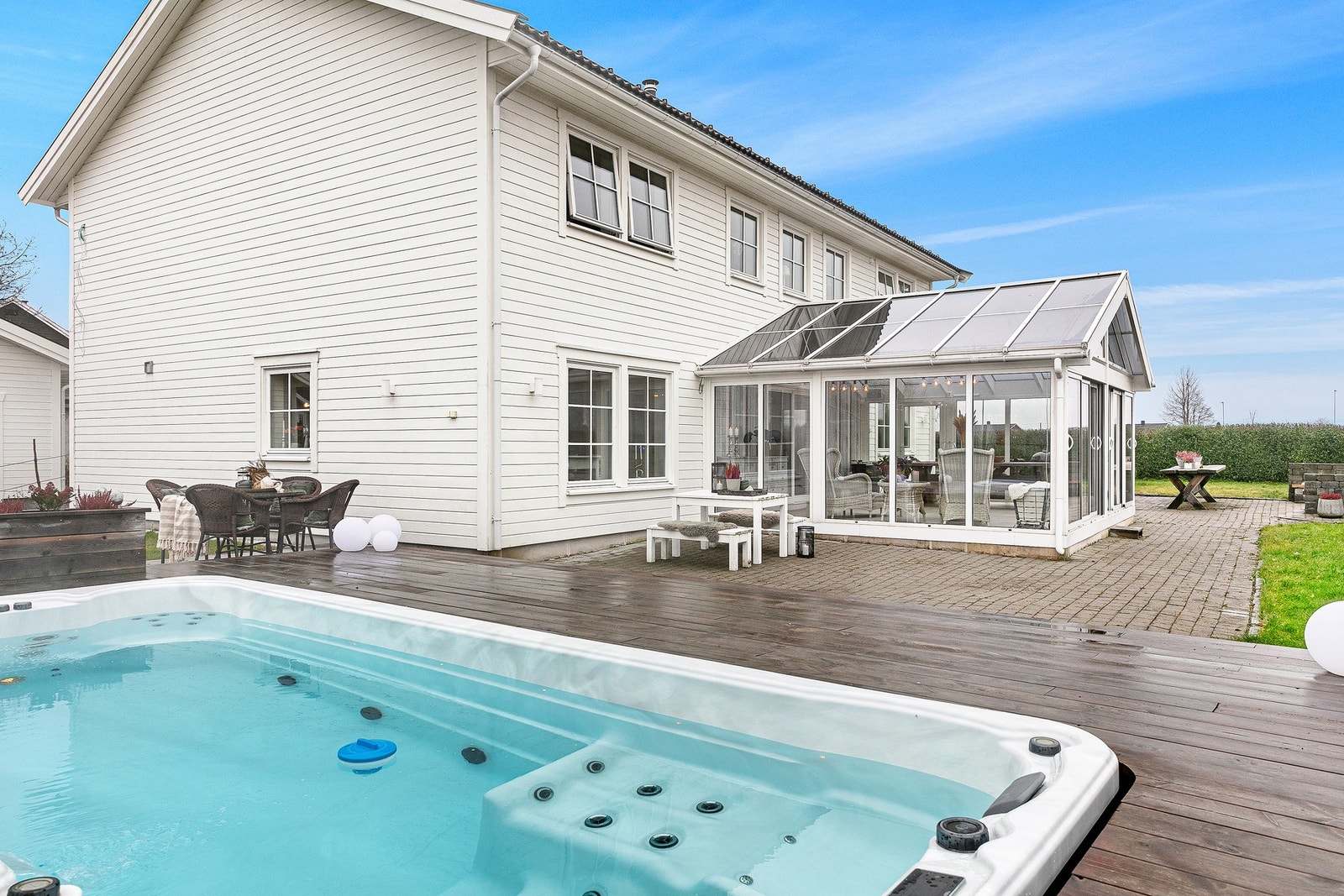 Motstrømsbasseng integrert i terrasse. Galleribilde