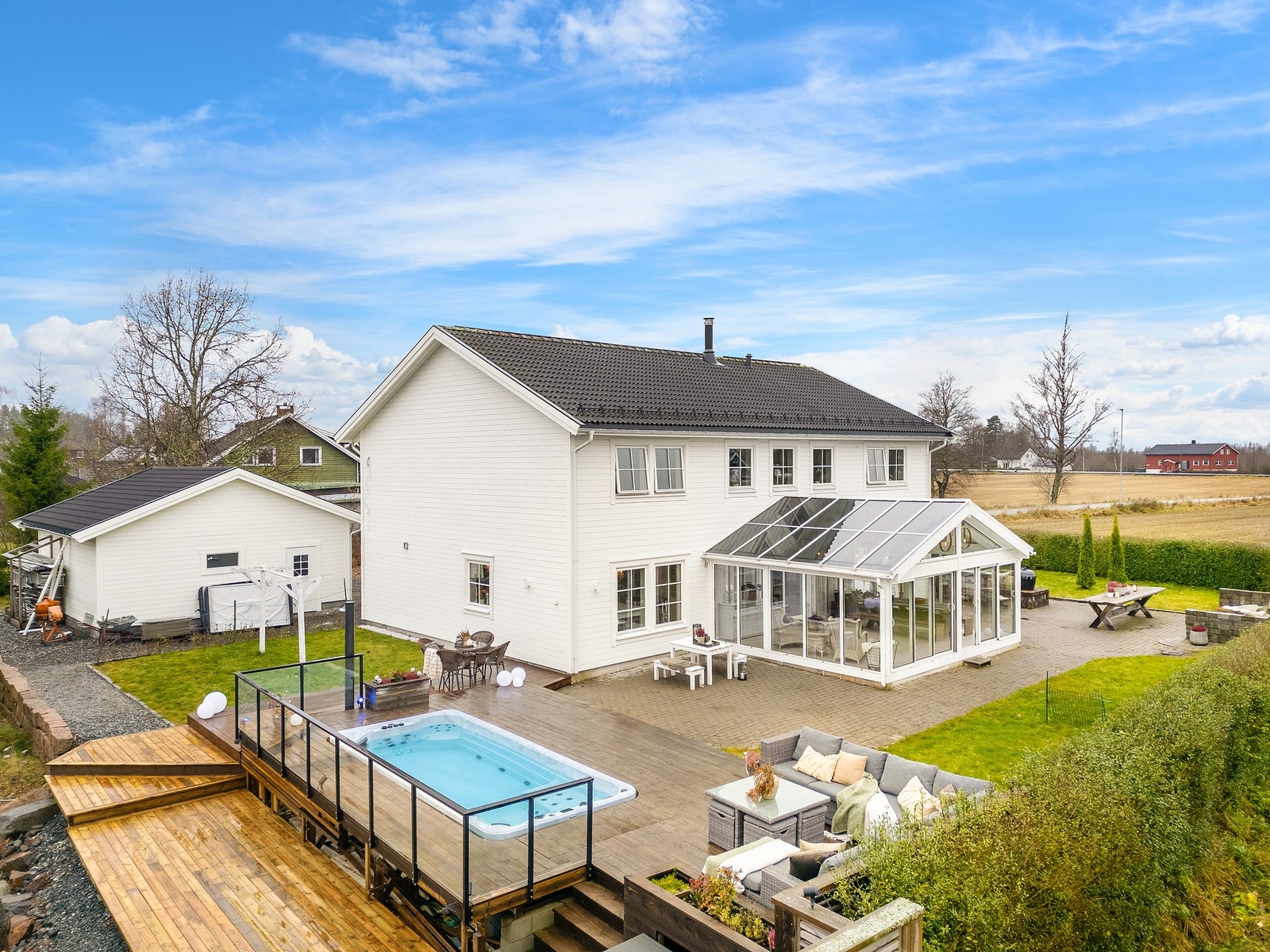 En eiendom som kombinerer bolig, uteområder og fritidskvaliteter. Galleribilde
