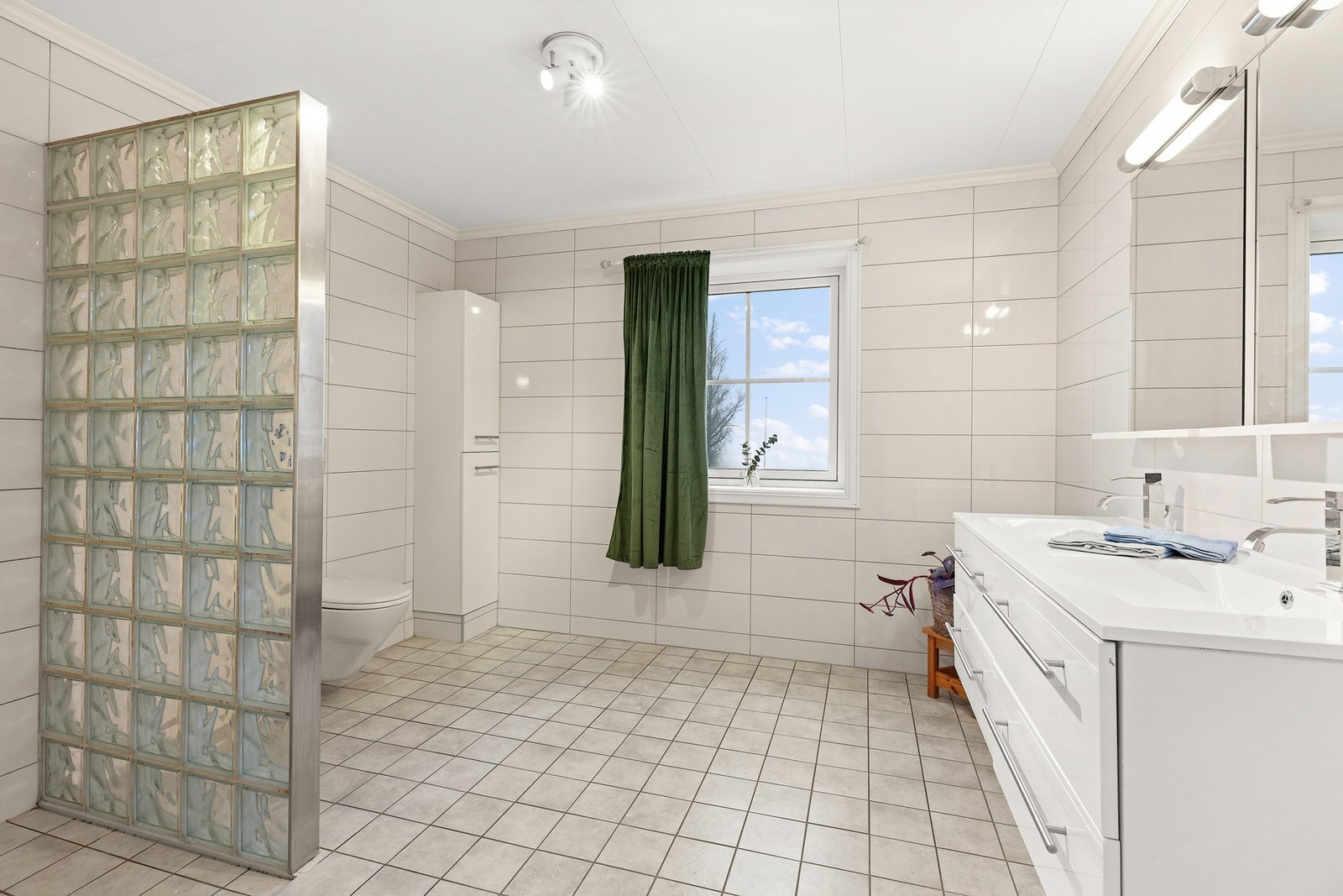 Romslig bad med god gulvplass og oversiktlig planløsning. Galleribilde