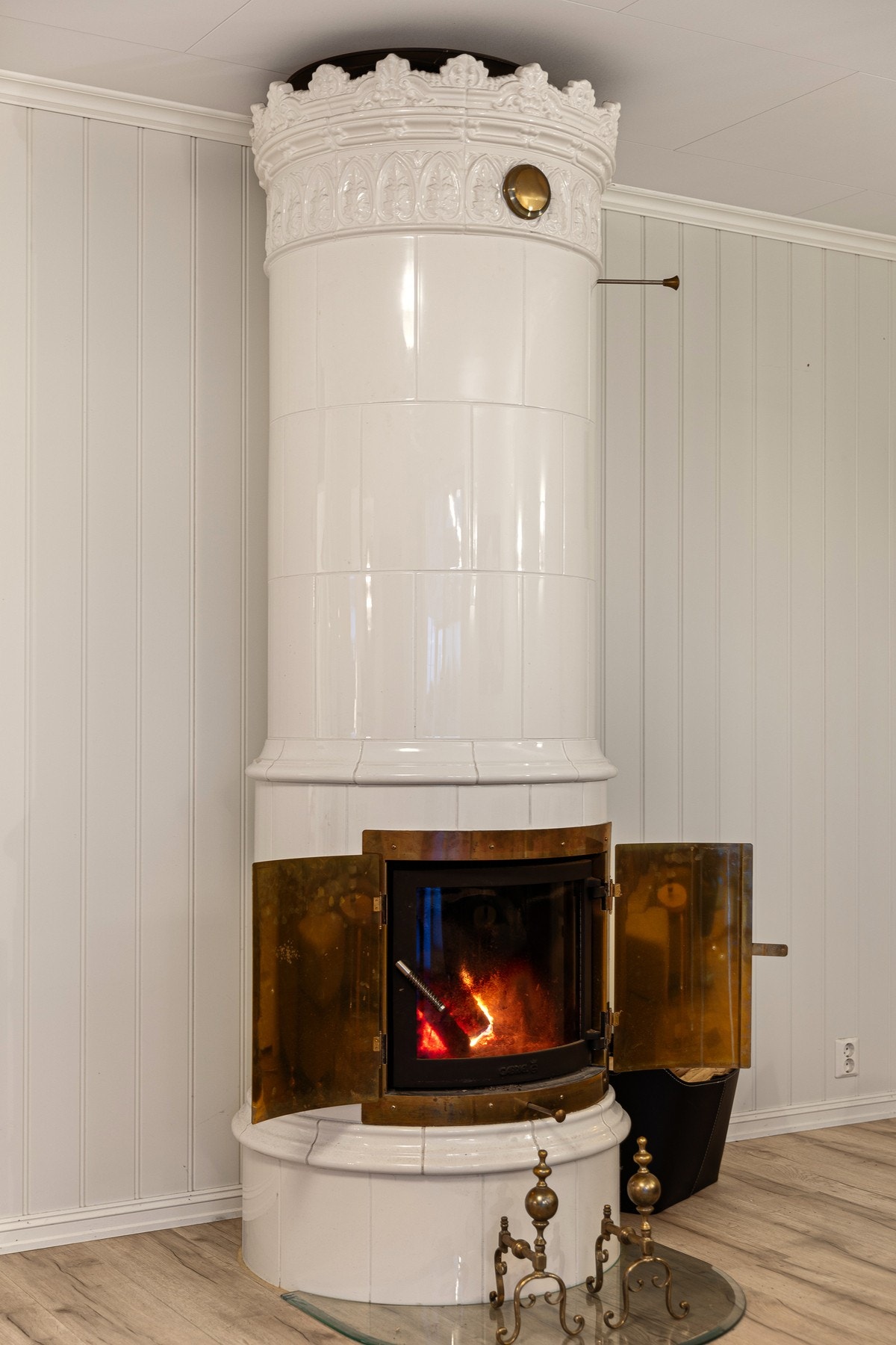 Stemningsfull kakkelovn som gir både varme og karakter til rommet. Galleribilde