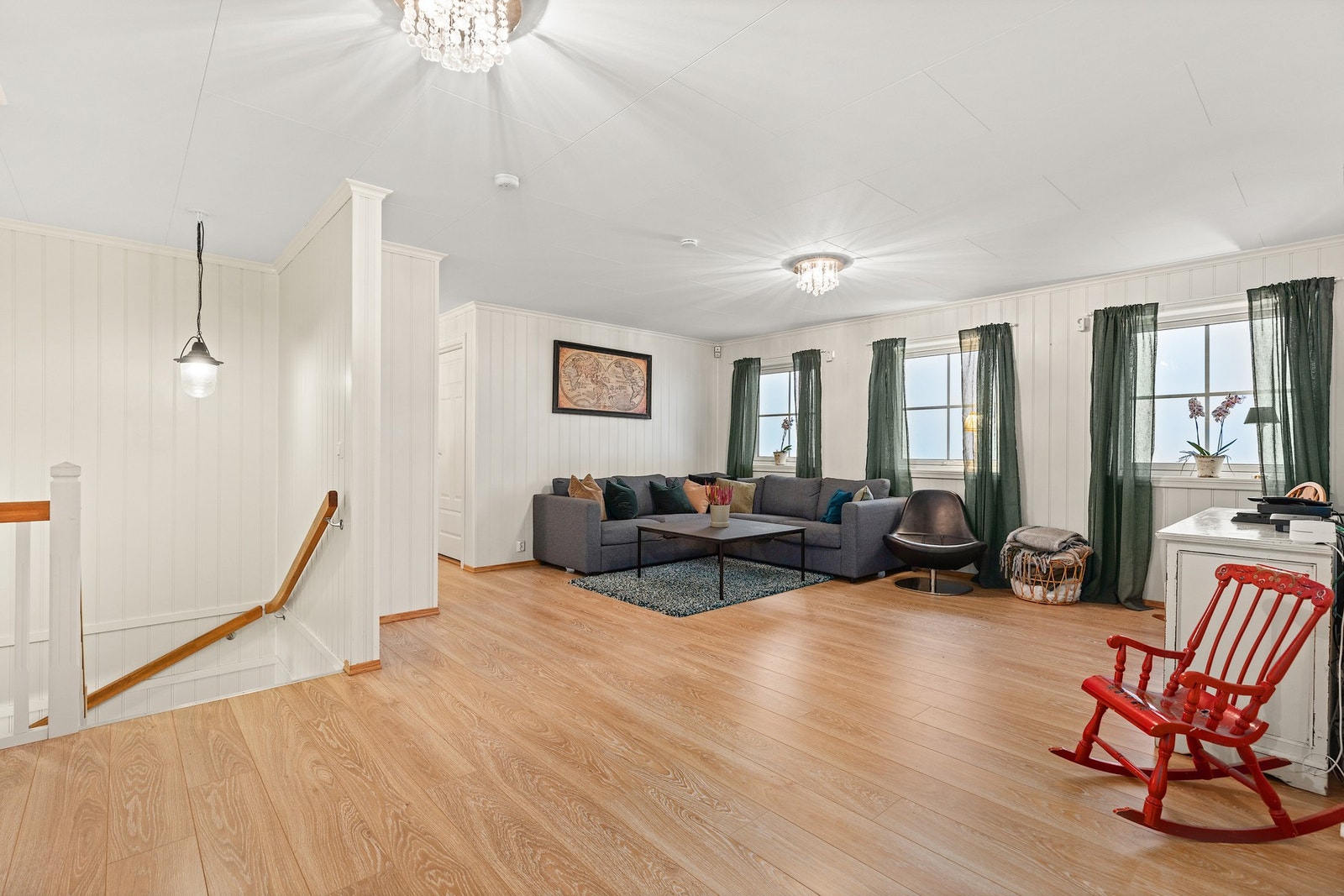 Stor stue i 2. etasje med rikelig gulvplass og fleksible møbleringsmuligheter. Galleribilde