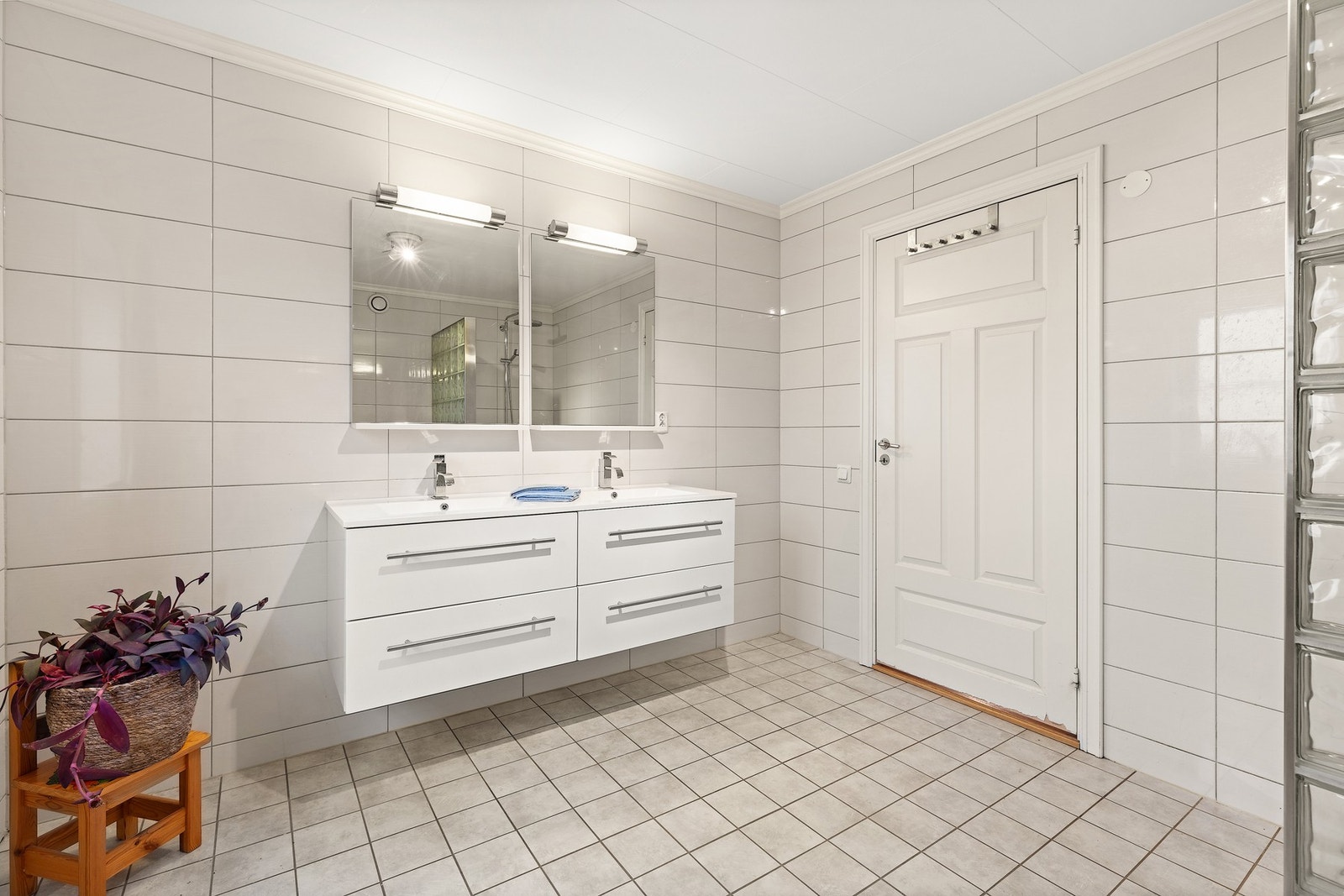 Dobbel servant gir en praktisk løsning for hverdagsbruk. Galleribilde