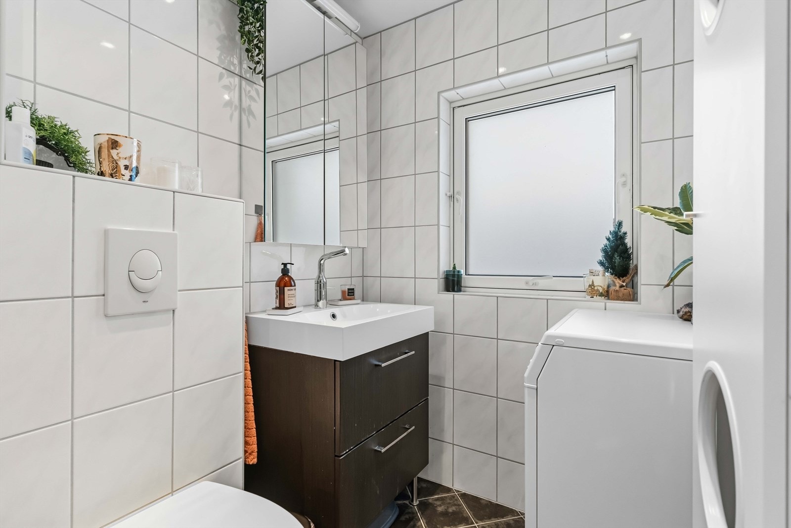 Innredning består av servantskap med nedfelt servant, underskuffer og 1-greps blandebatteri. Dusjhjørne med glassdører, opplegg for vaskemaskin og vegghengt toalett. Galleribilde