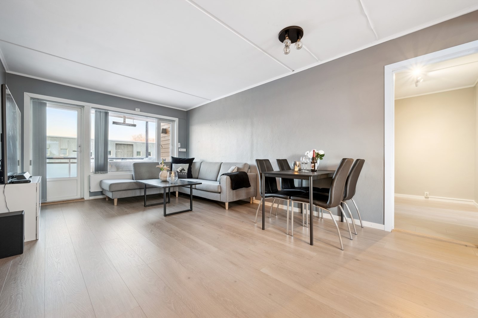 Velkommen til Åsenhagen 13B, presentert av Eiliv Solheim v/ Nordvik Lillestrøm! Foto: Anders Botnmark Galleribilde