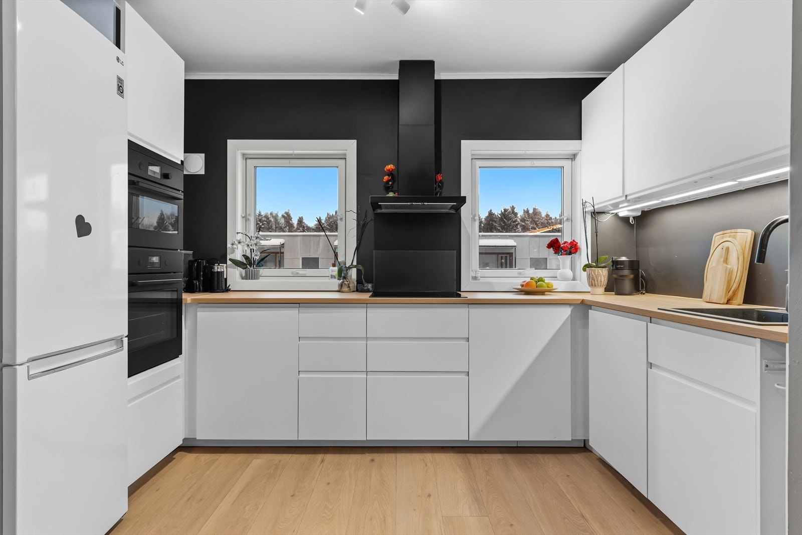 Kjøkkenet er av god størrelse med hvite glatte fronter og laminat benkeplate. Galleribilde